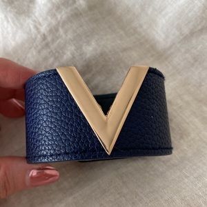 Navy V cuff